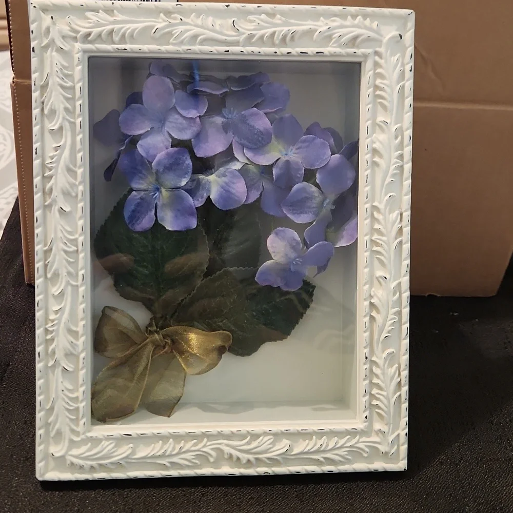 VINTAGE SHADOW BOX W/ARTIFICAL FLOWER SEALED INSIDE. - Picture 1 of 6